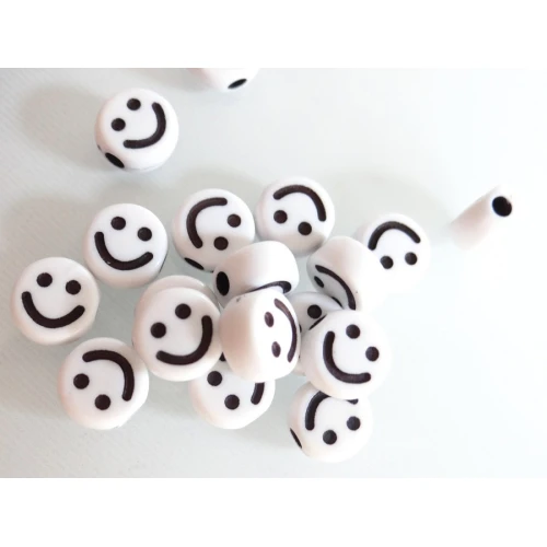 Многоцветни пластмасови усмивки