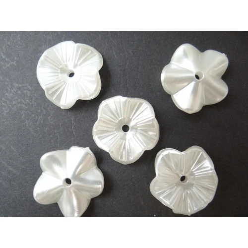 Перлени перлено цвете