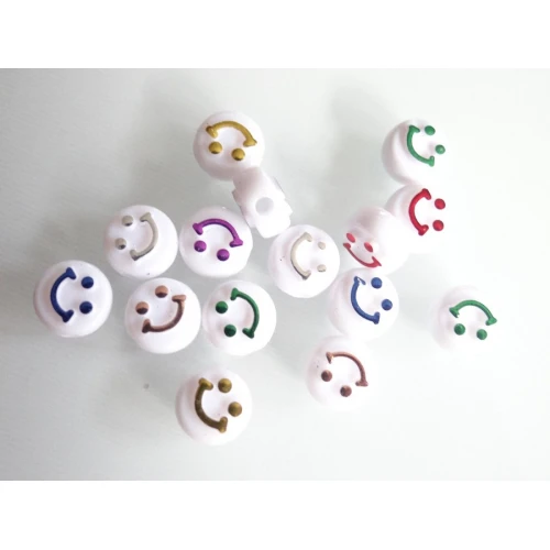 Многоцветни пластмасови усмивки