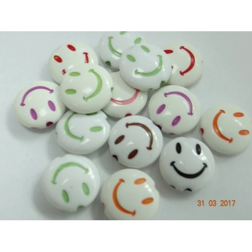 Многоцветни пластмасови усмивки