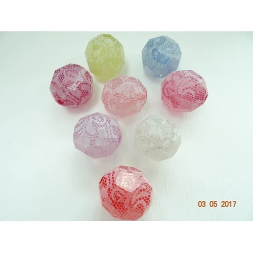 Многоцветни пластмасови топчета