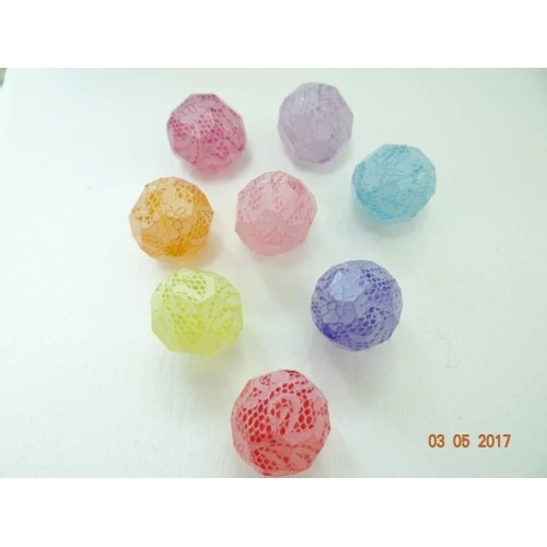 Многоцветни пластмасови топчета