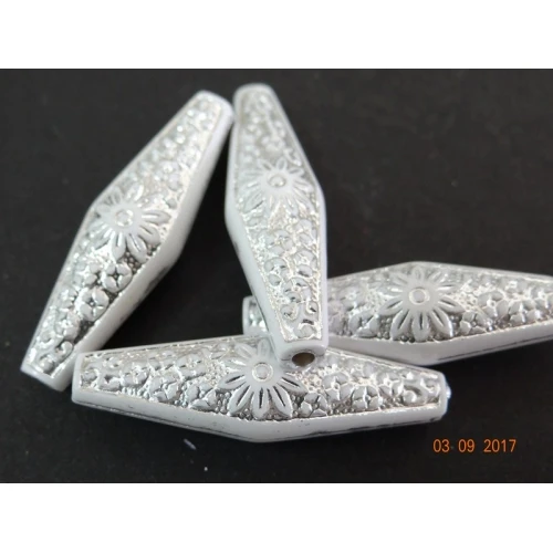 Сребриста и златиста нишка пластмасови мъниста