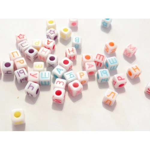 Многоцветни пластмасови кубчета