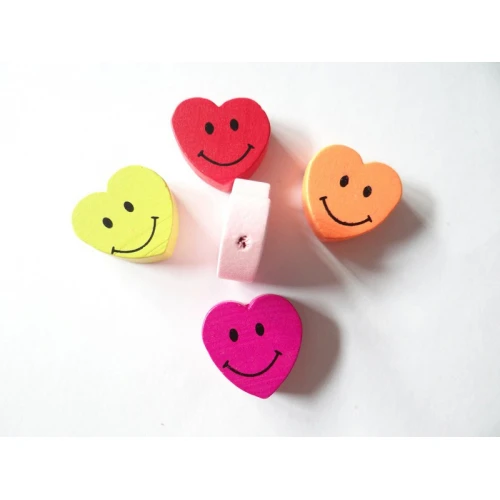 Фигурки дървени сърца с  усмивка