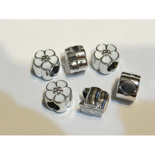 Цветя пластмасови цветя