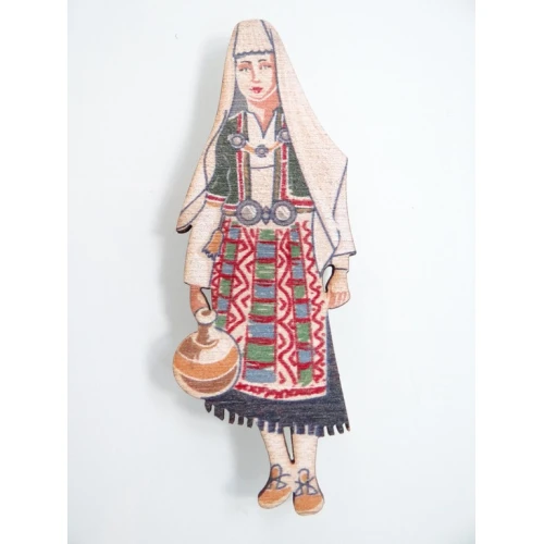 Цветни фигурки жена в носия