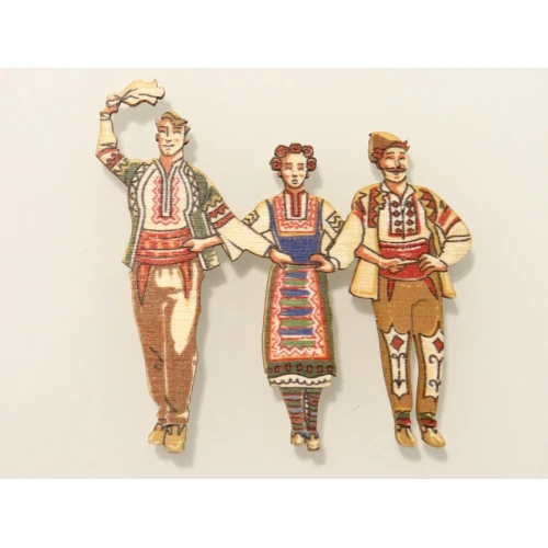 Дървени мъже и жена в носия