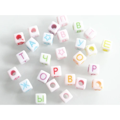 Многоцветни пластмасови кубчета